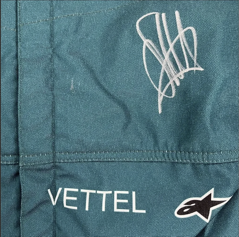 Traje de Fórmula 1 autografiado por Sebastián Vettel