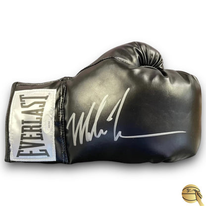 Guante autografiado por Mike Tyson