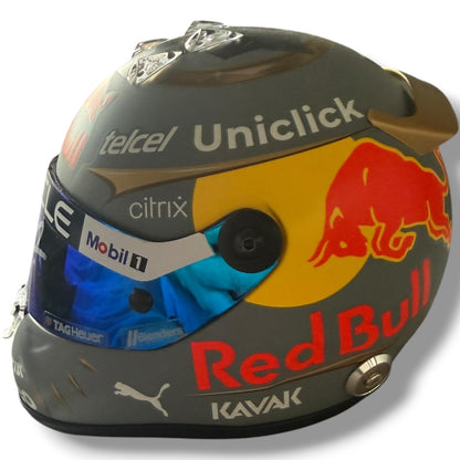 Mini casco autografiado por Sergio Pérez (Checo)