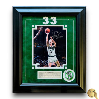 Imagen enmarcada y autografiada por el estadounidense Larry Bird