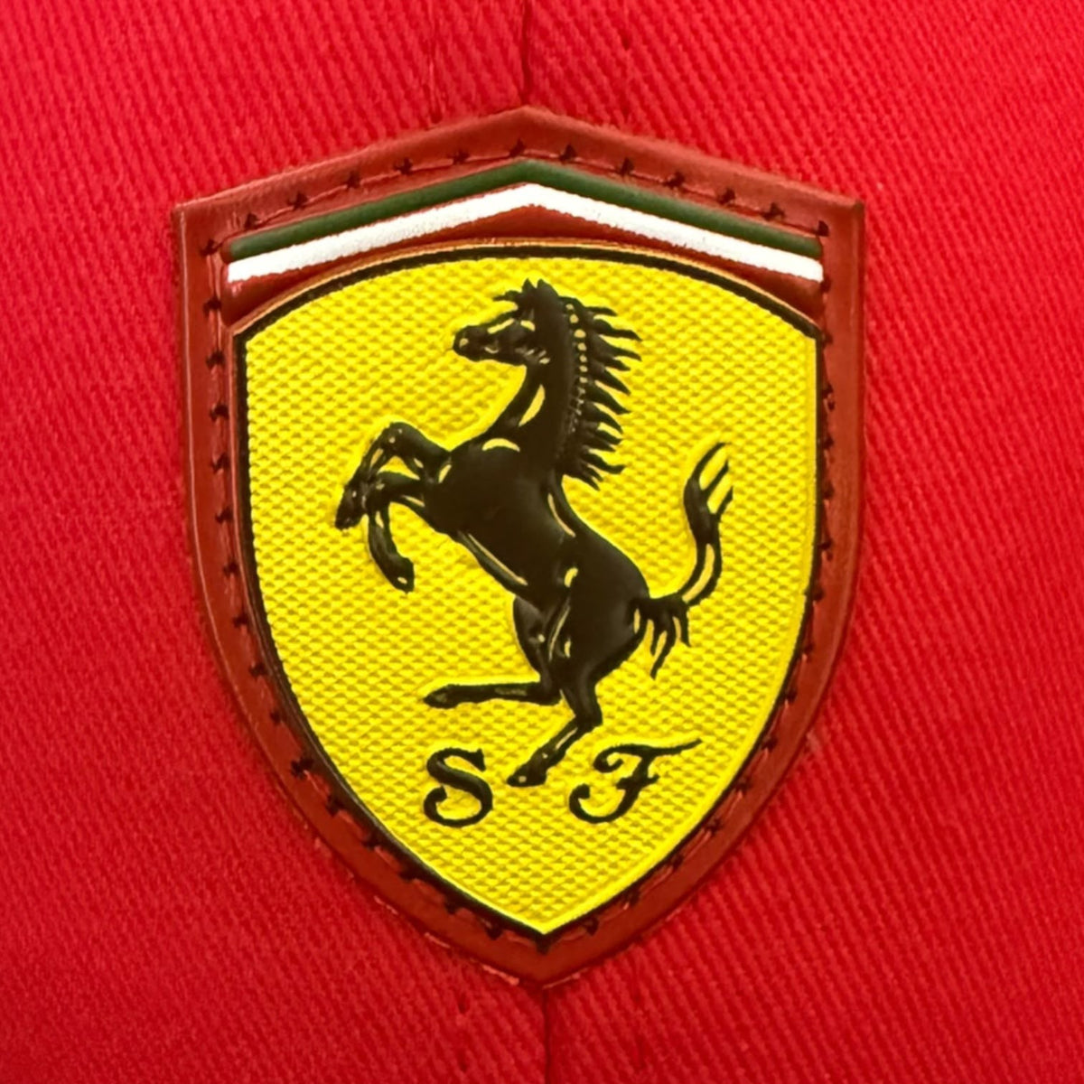 Gorra autografiada de Ferrari por Charles Leclerc y Carlos Sainz