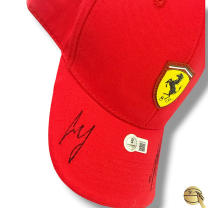 Gorra autografiada de Ferrari por Charles Leclerc y Carlos Sainz