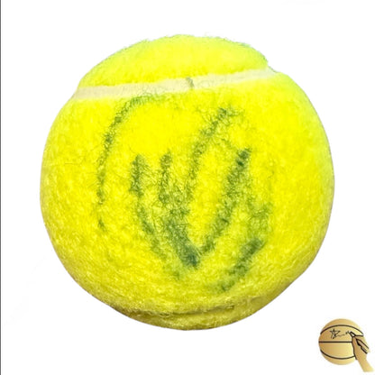 Pelota autografiada por Novak Djokovic