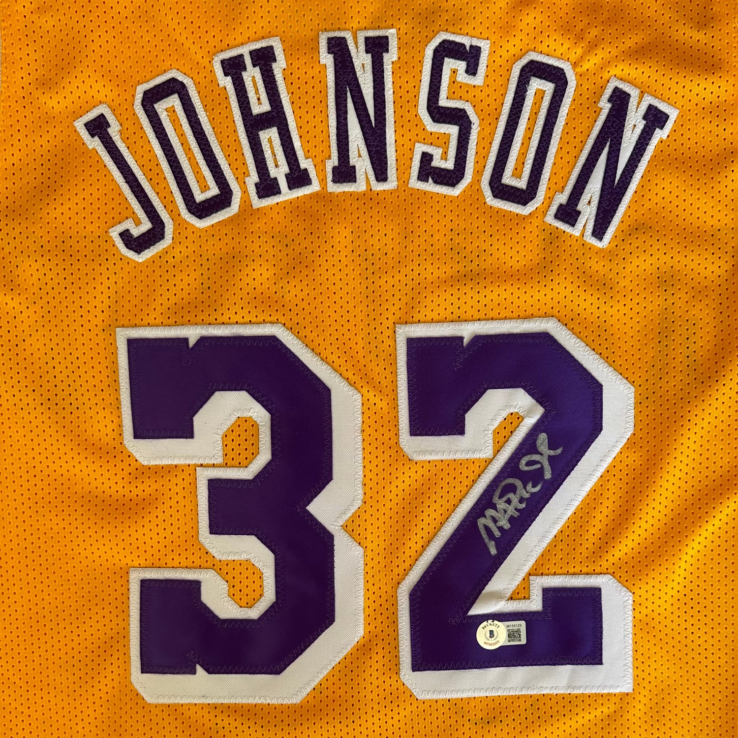 Jersey autografiado por Magic Johnson