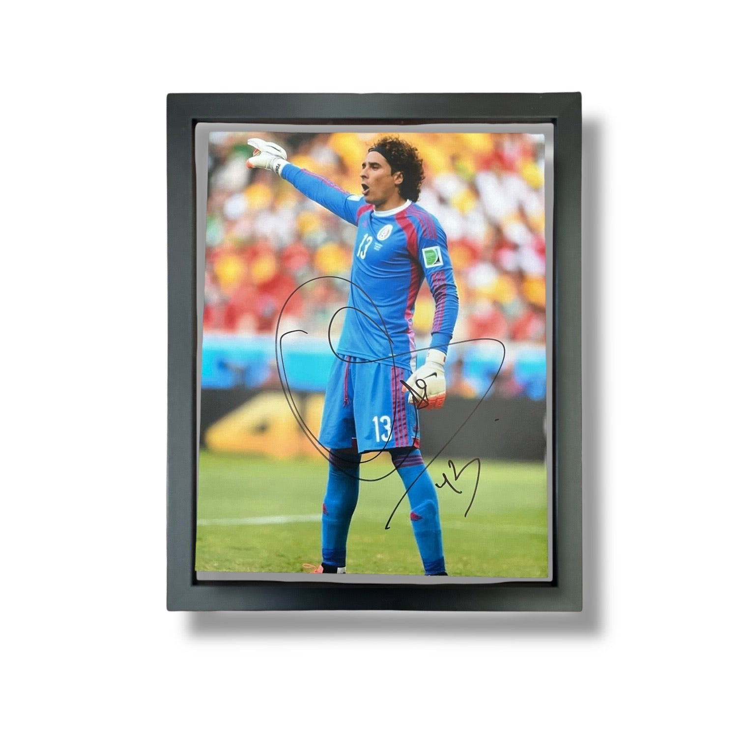 Foto autografiada por Guillermo Ochoa